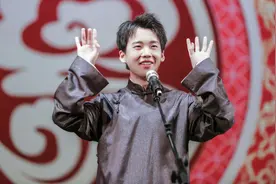 女网红再曝与郭麒麟私下约会！称男方送大捧玫瑰，两人牵着手睡觉图片