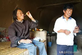 59岁农村大叔守着84岁妈妈不离家，城里有房也不去，生活啥样图片
