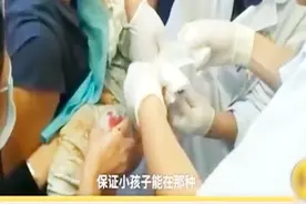 一岁男童手被绞肉机绞住，现场消防员小心翼翼，捏把冷汗