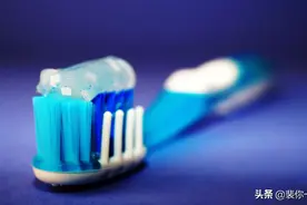 牙膏要不要蘸水？牙刷选软毛还是硬毛？4个刷牙细节，看完不纠结图片