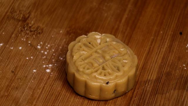 传统五仁月饼的正确做法，从和面到调馅，步骤详细，味道正宗