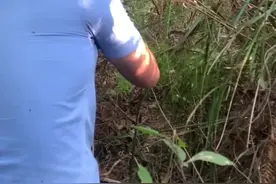 永丰一黄牛发“疯”见人就撞，民警果断开枪击毙图片