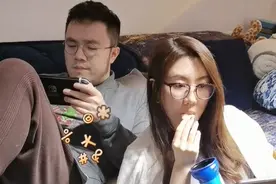宋丹丹儿子与大7岁媳妇晒日常，互抢零食直接搭肩，特殊称呼好甜图片