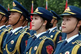 仪仗女兵唐烁：军姿一站是两年，军人的挺拔是一辈子图片