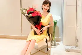 赵雅芝庆66岁生日，秀大长腿四肢纤细无赘肉，艳压同框女友人图片