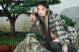 孟美岐扎双马尾风格酷飒，穿格纹裙配过膝靴气场slay图片