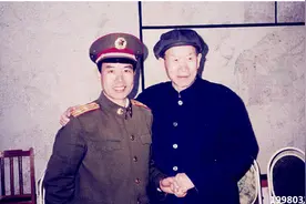 1964年京剧《奇袭白虎团》引起大轰动，毛主席却突然关心原型职位图片