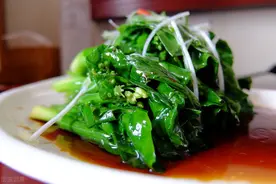无论炒什么青菜，直接下锅炒是错的，牢记这3步，青菜翠绿又鲜香图片