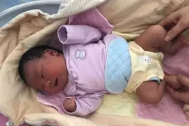 产妇生下9斤重男娃，发朋友圈晒照，不料被朋友告知：你家娃有病图片