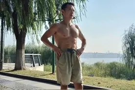 男人坚持锻炼，老了身材会是怎样？图片