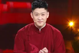 曹云金深夜与新欢闹别扭！路边表情烦躁狂甩手，女方呕吐也不理图片