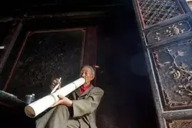 祖上挖矿发家，建房用3.6斤黄金装饰，现只剩七旬老汉独守大宅图片