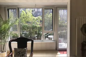 济南一小区一楼“冒出”小阳台致百户无法办房产证，部门回应：阳台属开发商违建图片
