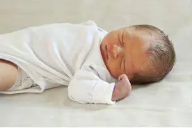 这个姿势睡觉的宝宝，未来身高和颜值都不会低，爸妈偷着乐吧图片