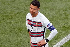 6万人目睹C罗尴尬一刻！绝对单刀直接踢上看台，自己捂脸难以置信图片