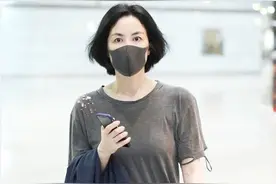 王菲对得起“天后”的称号，T恤看着像穿了好几年，虽朴素却时髦图片