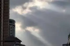太美了！申城天空今天的“云隙光”，你拍到了吗？图片