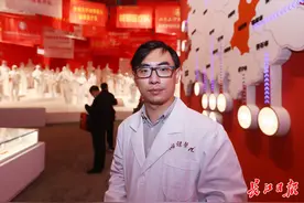 找到集体签名的防护服与队旗，援鄂医生拍照发给战友们图片
