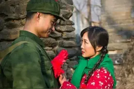 （上）青梅竹马的初恋去参军，在部队提干后却移情别恋……图片
