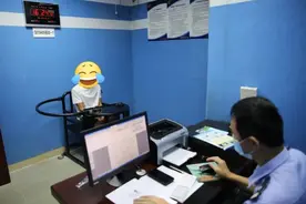 边开车边放烟花很拉风？结果来了......图片