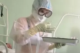 天气太热没空调，俄罗斯护士防护服下只穿了内衣，医院立刻处罚图片