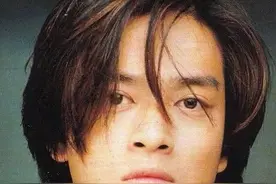张柏芝第一任公开男友陈晓东，大帅哥却把自己整成“蛇精”，可惜图片