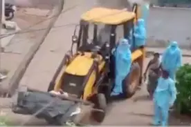 印度工作人员用挖掘机和拖拉机运送新冠死者尸体，视频曝光引众怒图片