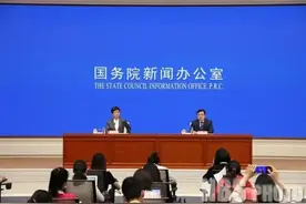 职场妈妈建议调整下班时间方便接娃，官方回应：将评估可能性！网友意见不一图片