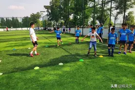 小小少年，驰骋绿茵场图片