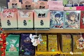 8岁男孩花千元买奥特曼卡片！烧钱拆盲盒，在学生圈有多火？图片