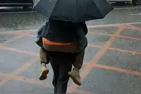 吉林：暴雨来临，体院女生怕男友球鞋被淋湿，下一秒直接背起男友图片