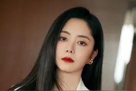 你以为谭松韵只有少女感？穿上西装变“渣女颜”，大红唇气场全开图片