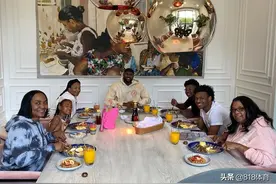 詹皇一家聚餐庆祝母亲节!老詹一家之主C位,母亲:你就是我最大快乐图片