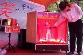 你小时候见过没有四肢，长在花瓶里的花瓶姑娘吗？其实是江湖骗术图片