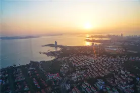 青岛网红打卡点，站在330米俯瞰青岛美景，还可欣赏齐白石的真迹图片