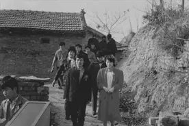 断臂流浪汉住马棚，靠村民施舍为生，部队突然开车迎接：你受苦了图片