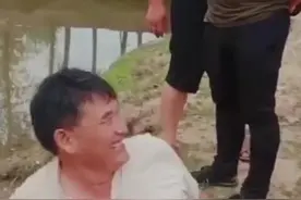 大衣哥被人用脚踢，仍坐地上笑嘻嘻不还手，不顾女儿生病被指偏心图片