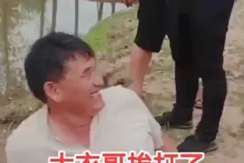 大衣哥被人用脚踢，仍坐地上笑嘻嘻不还手，不顾女儿生病被指偏心图片
