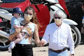 90岁F1巨擘和爱妻久违露面，1岁长子首现身，亿万继承人皮肤粉白图片