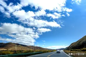 半挂车行驶途中五条轮胎被扎破 尖嘴钳“钉”入柏油路是意外还是人为？图片