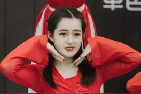 古典舞演绎黄诗扶演唱的《红白》，柔美动人图片