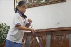 11岁女儿成“佣人”，家务做饭全包，亲妈却抱着弟弟一旁嘲讽图片