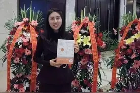 主流媒体对贾浅浅或隔靴搔痒批评或力挺，难道真成“皇帝的新装”图片