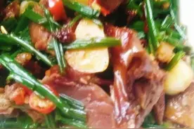 腊鸭腿这样炒才好吃，配些水芹菜，清脆爽口，腊味十足图片
