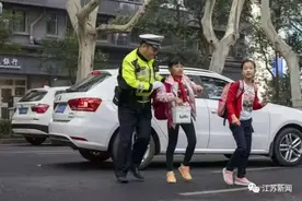 【一线警察】收到男孩零花钱买的礼物后，民警的回礼太可爱！图片
