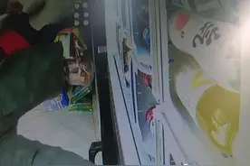 可恶！又双叒叕被破坏！太原某小区自动售货机食品饮料被洗劫一空！图片