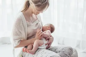 孩子摸乳房、捏耳朵、依恋小毯子，这些小细节，千万别忽视图片