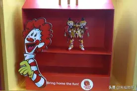 前几天火遍全网的麦当劳涂装高达又更新了图片