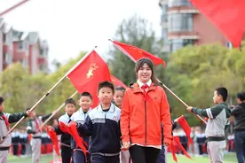 红领巾与红旗飘扬 我与祖国共同成长图片