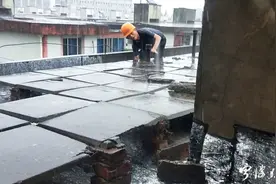 宁波有位“硬核”维修工！居民家成“水帘洞”，他冒雨爬楼徒手疏通管道图片